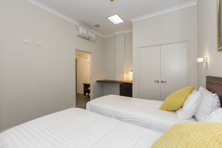 Room 4 of 40