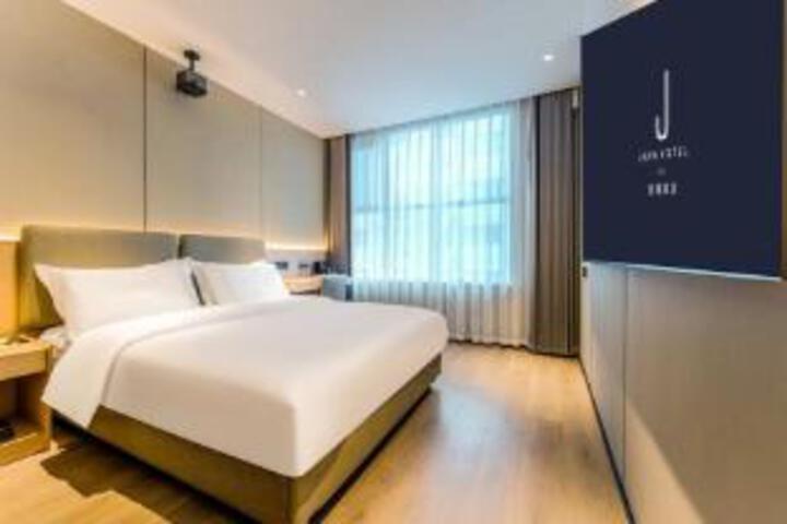 Room 6 of 8