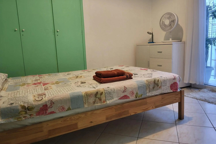 Room 2 of 10