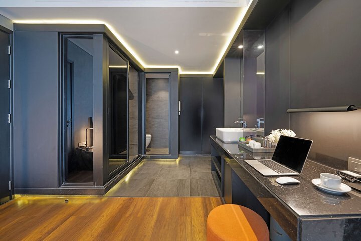 Room 52 of 80