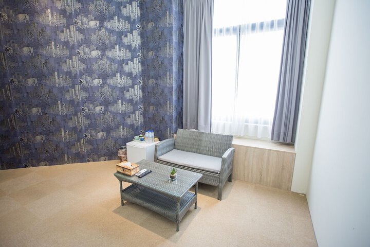 Room 102 of 177