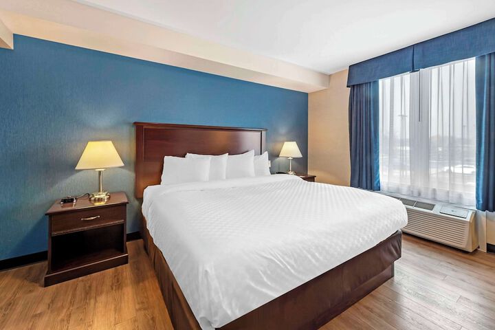 1 King Bed Accessible (3 of 12)