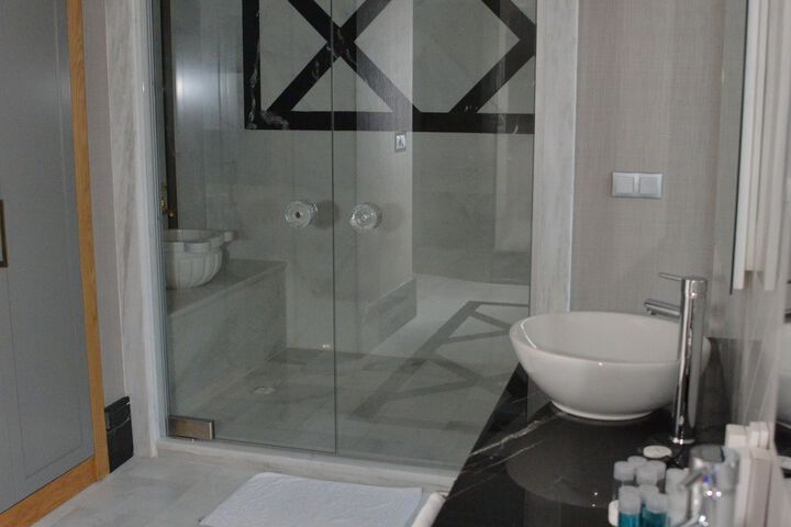 Room 10 of 98