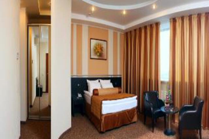 Room 2 of 10