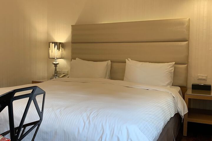 Room 16 of 40