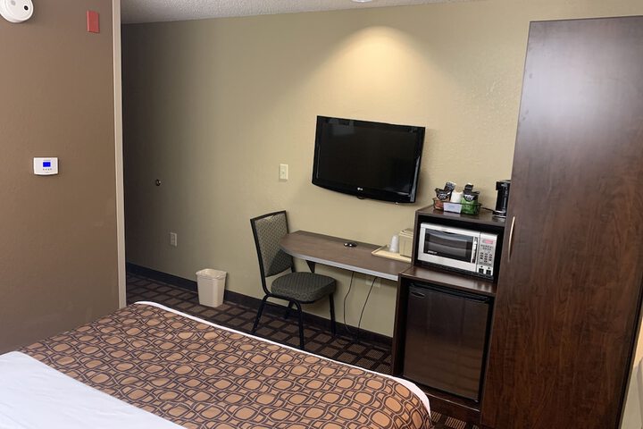 1 Queen Bed Accessible Room (22 of 26)