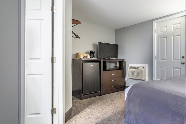 Deluxe Queen Bed (2 of 24)