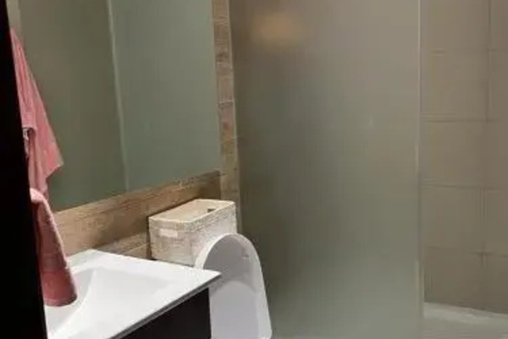 Room 6 of 17