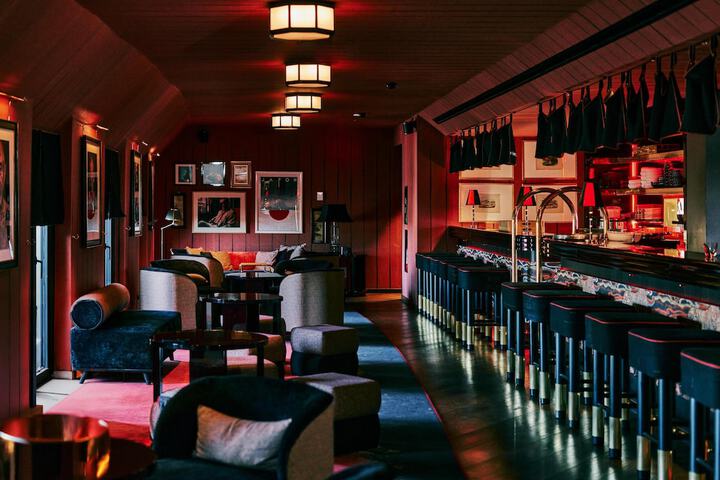 Lounge 73 of 79