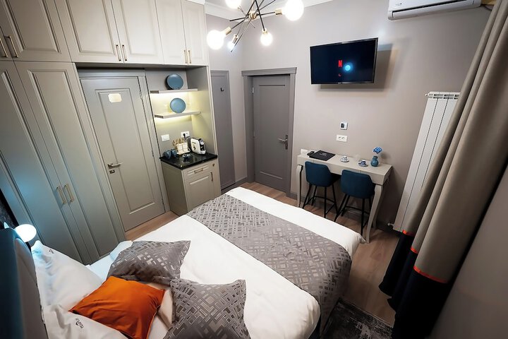 Room 5 of 32