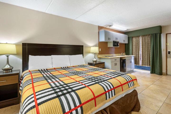 1 King Bed (4 of 8)