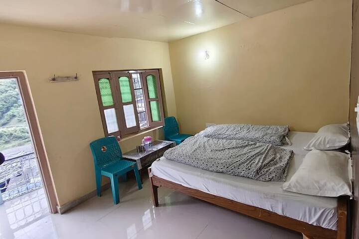 Room 4 of 16
