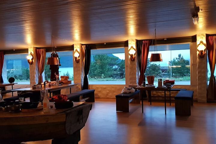 Lobby lounge