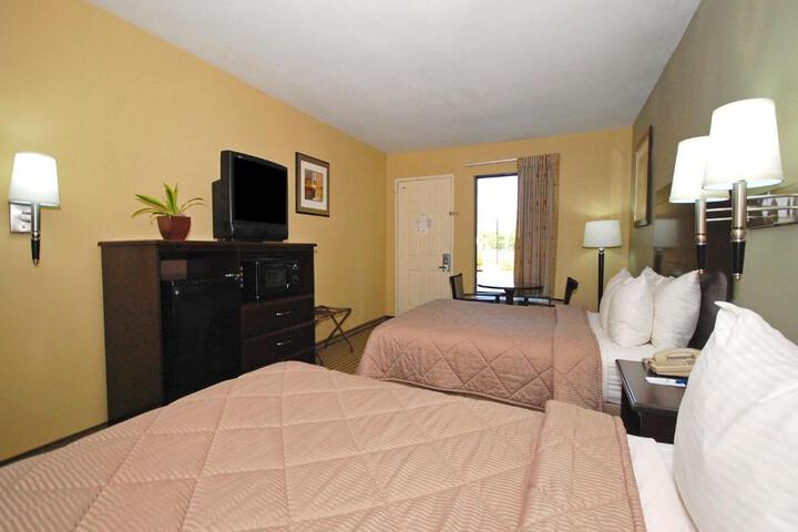 2 Queen Beds (4 of 9)