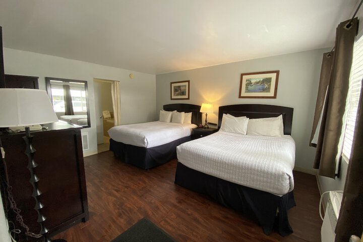 2 Queen Beds Jetted Tub (3 of 14)