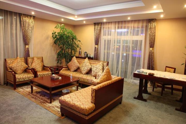Lounge 8 of 8