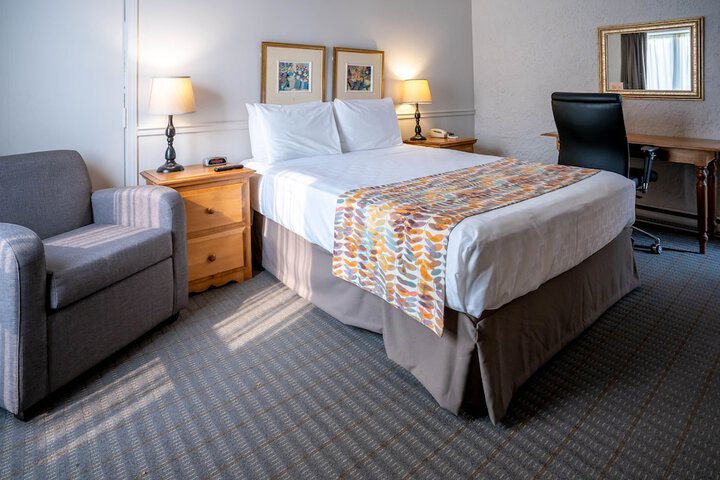 1 Queen Bed (13 of 16)