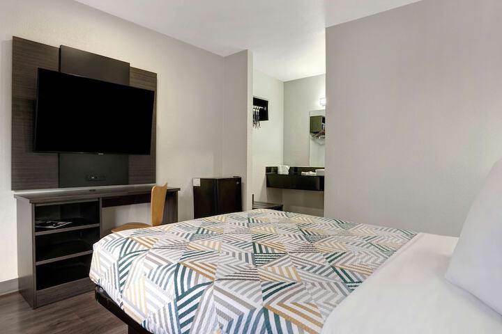 1 Queen Bed Refrigerator (10 of 13)