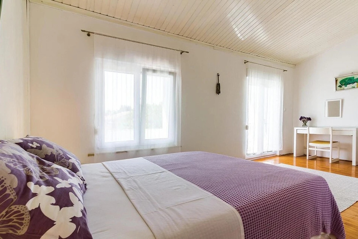 Room 4 of 16