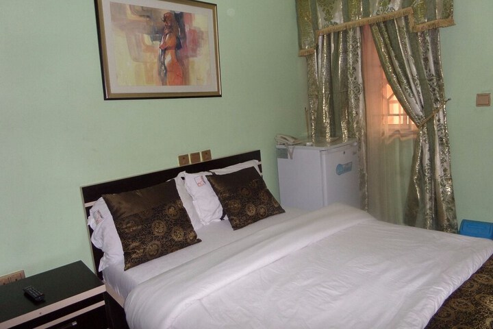 Room 5 of 32