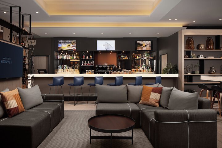 Lounge 94 of 128