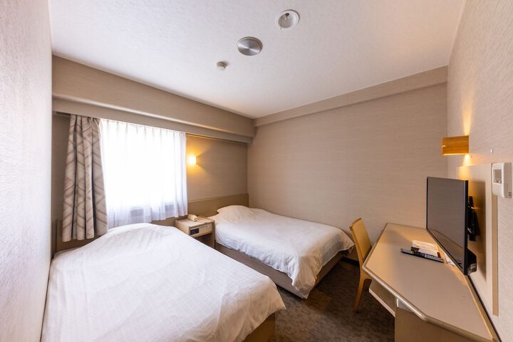 Room 5 of 16