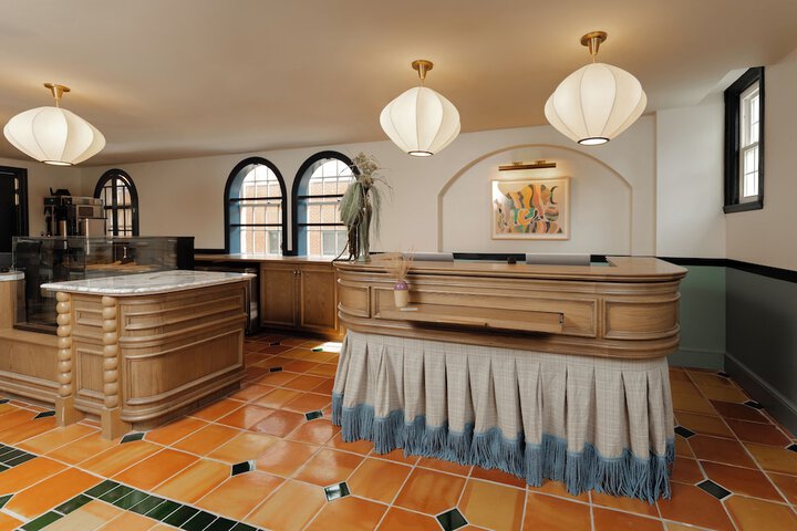 Check-in/check-out kiosk