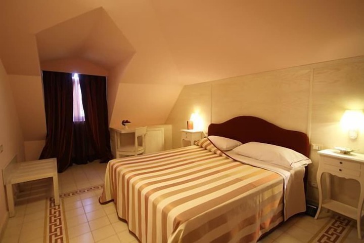 Room 8 of 42