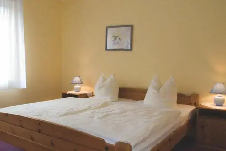 Room 4 of 27