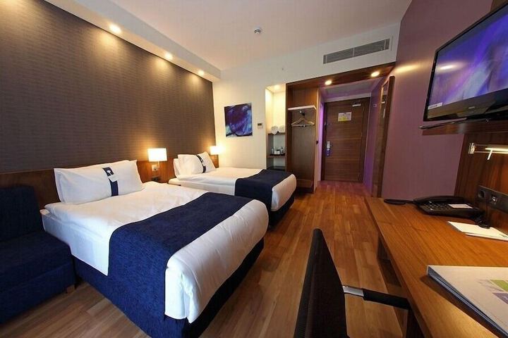 Room 10 of 48