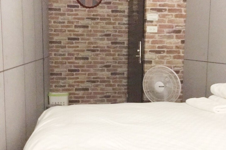 Room 17 of 48