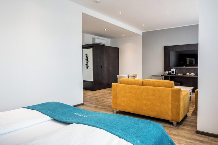 Room 13 of 34