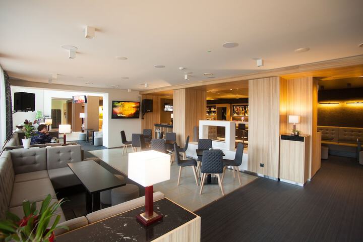 Lounge 73 of 79