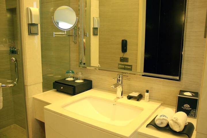 Room 16 of 33