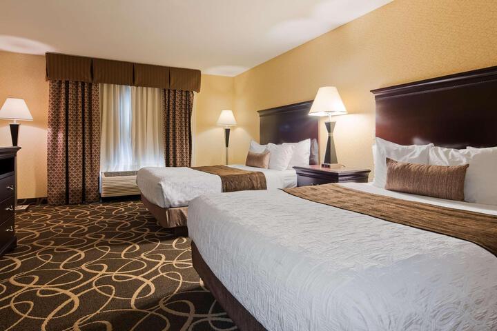 2 Queen Beds (7 of 11)