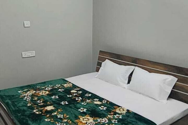 Room 5 of 16