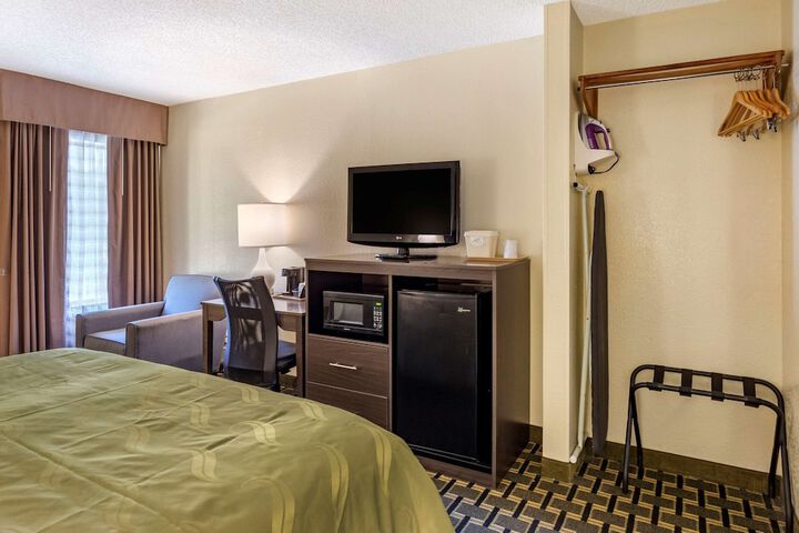 1 King Bed (14 of 18)