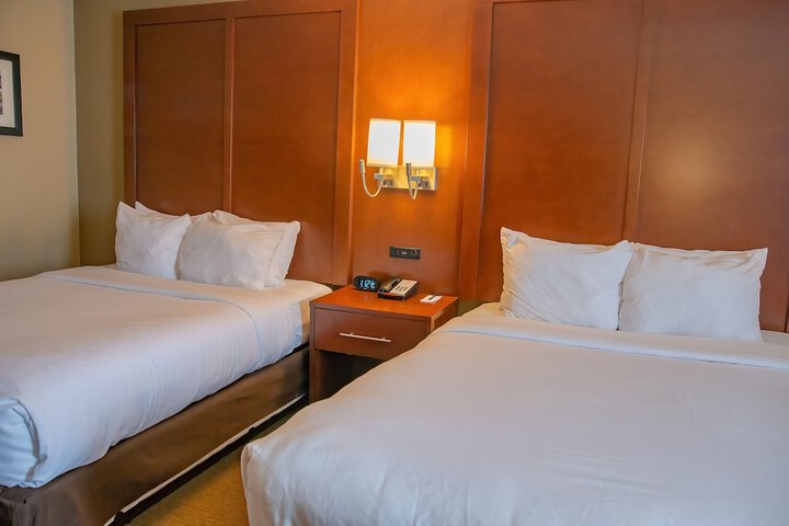 2 Queen Beds (6 of 20)