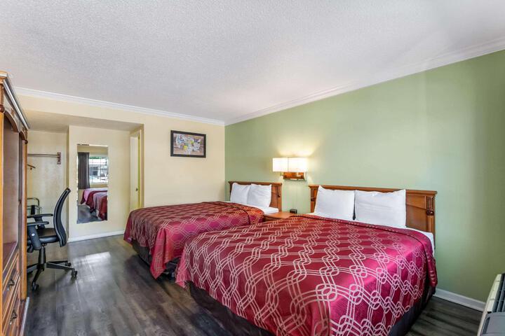 1 Queen Bed (18 of 24)