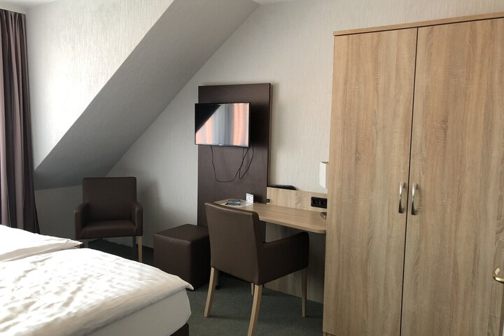 Room 9 of 34