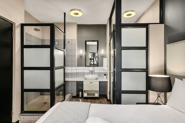 Room 33 of 215