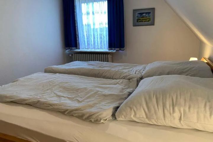 Room 4 of 16