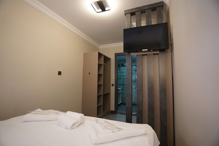 Room 10 of 27