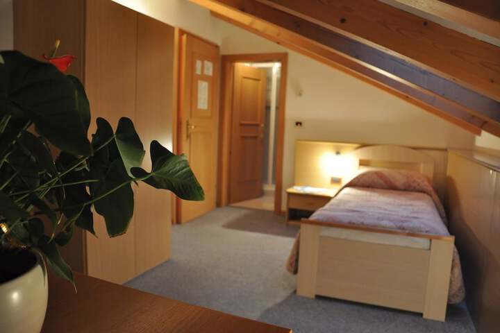 Room 11 of 24
