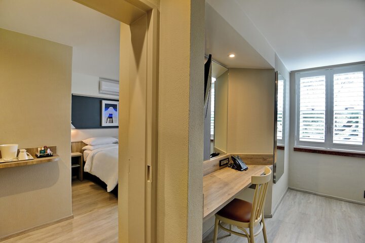 Room 7 of 28
