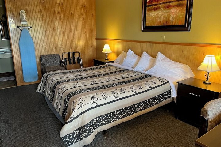 Comfort Room 1 Queen Bed (3 of 3)