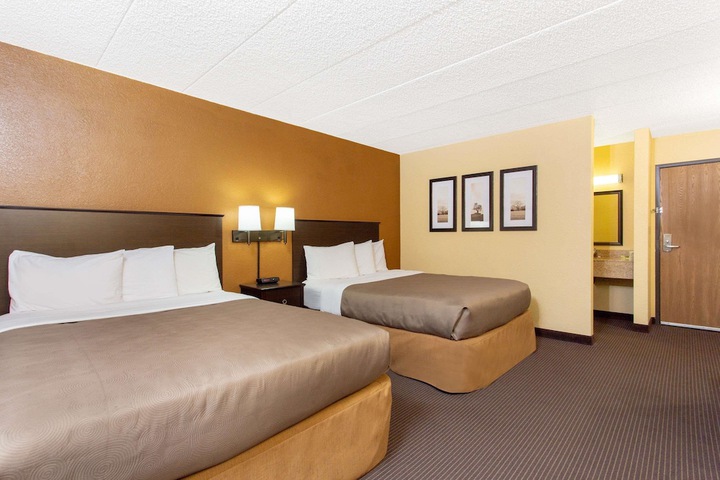 1 Queen Bed (8 of 14)