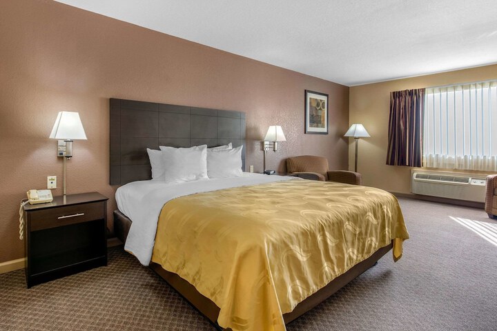 1 King Bed Accessible (8 of 15)