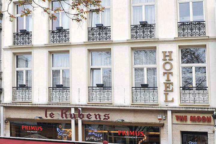 Exterior of Hotel The Moon