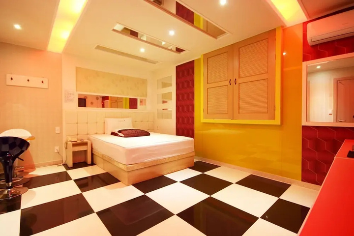 Room 4 of 4